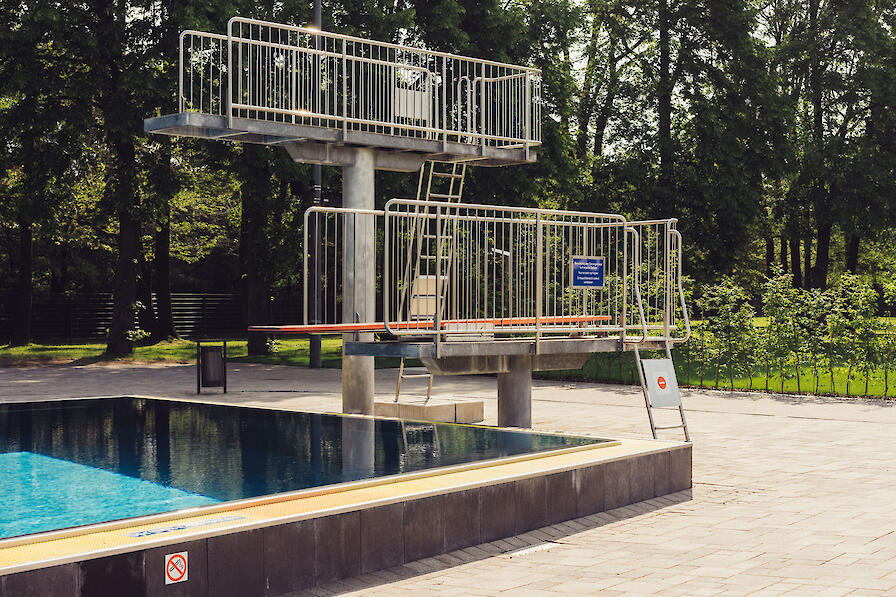 Sprungplattform mit 1m- und 3m-Brett.