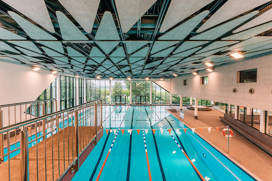 25-Meter-Schwimmerbecken mit Sprunganlage samt 3-Meter-Plattform und 1-Meter-Brett,