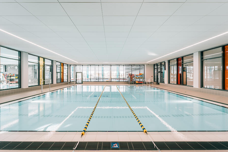 Räumlich, thermisch und akustisch getrenntes Nichtschwimmerbecken mit Hubboden.