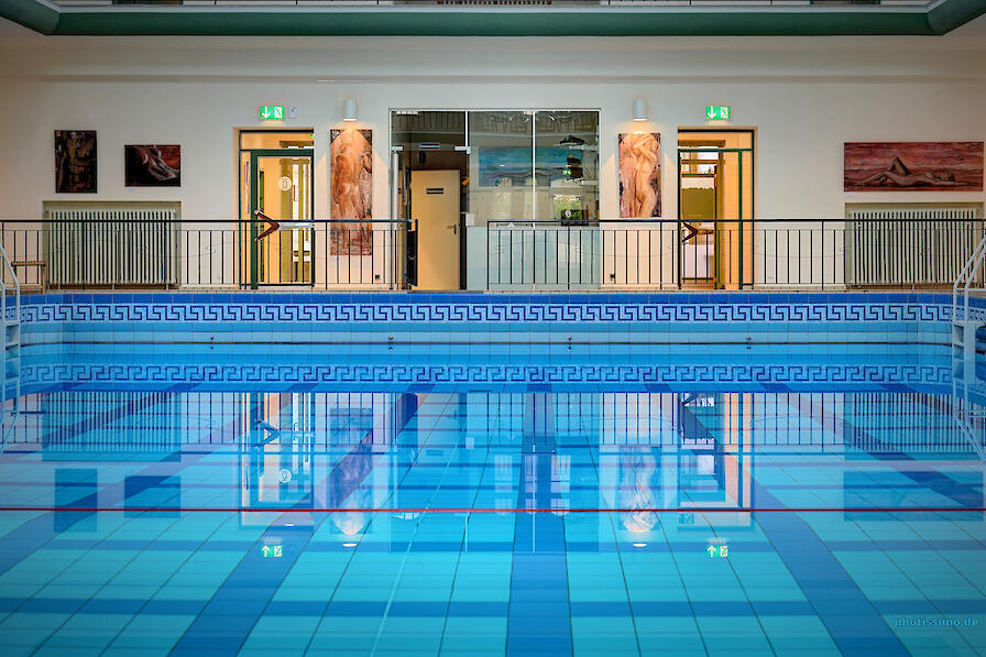 Mehrzweckbecken mit Kunstwerken an den Wänden.
