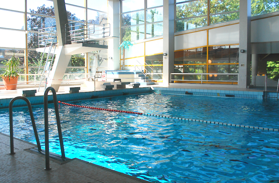 Mehrzweckbecken mit 1m- und 3m-Brett sowie einem Whirlpool.