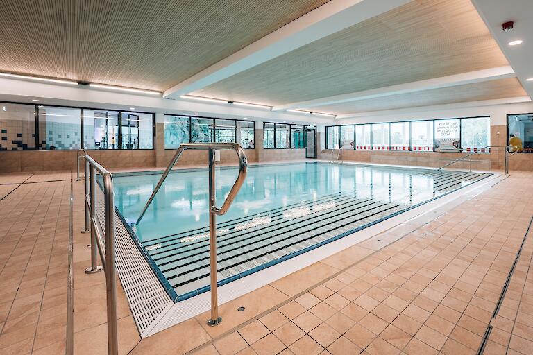 Räumlich, thermisch und akustisch getrenntes Nichtschwimmer-/Kursbecken mit Hubboden.