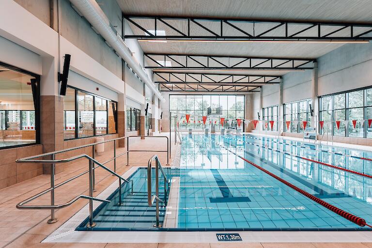 25-Meter-Schwimmerbecken mit Sprunganlage samt 3-Meter-Plattform und 1-Meter-Brett.