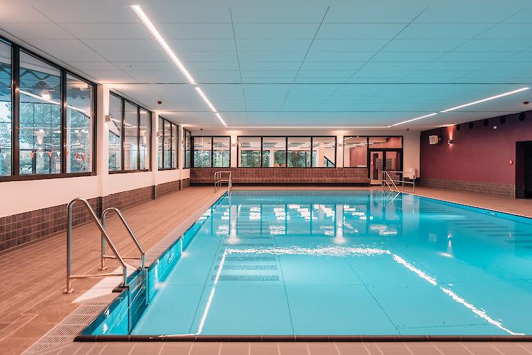 Räumlich, thermisch und akustisch getrenntes Lehrschwimm- und Kursbecken.