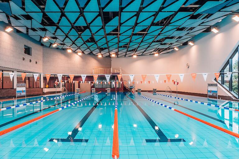 25-Meter-Schwimmerbecken mit Sprunganlage samt 3-Meter-Plattform und 1-Meter-Brett,