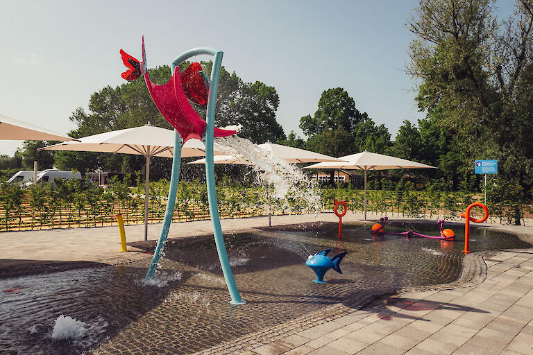 Spraypark mit verschiedenen Attraktionen für Kinder.