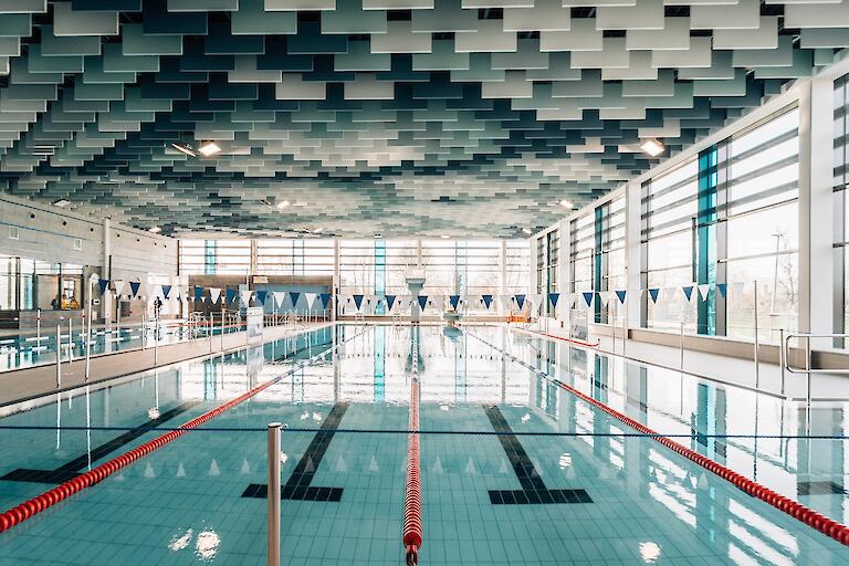 25-Meter-Schwimmerbecken mit Sprunganlage samt 3-Meter-Plattform und 1-Meter-Brett.