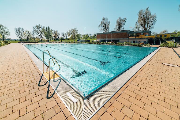Mehrzweckbecken mit einer Tiefe von 0,90 bis 1,50 Meter.