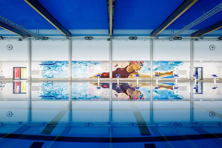 Wandbild in der 50m-Halle mit einer Schwimmerin.