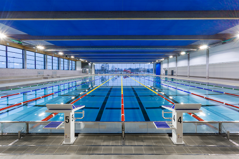 50m-Halle mit zehn 50m-Bahnen und Startblöcken.