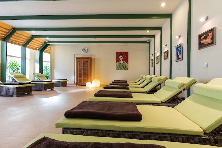 Ruheraum und Aufenthaltsraum mit Liegen.