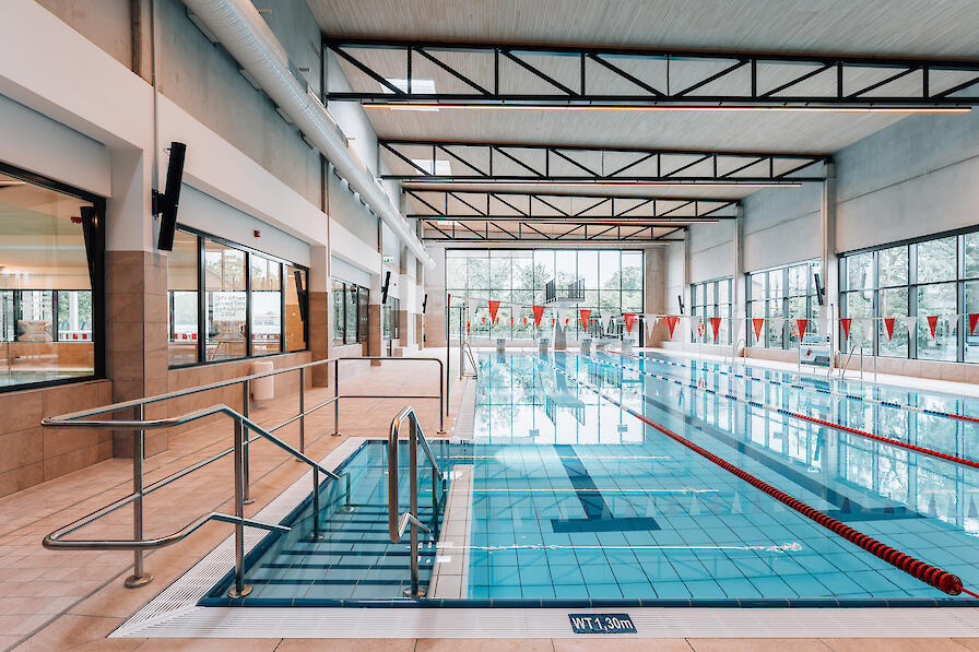 25-Meter-Schwimmerbecken mit Sprunganlage samt 3-Meter-Plattform und 1-Meter-Brett.